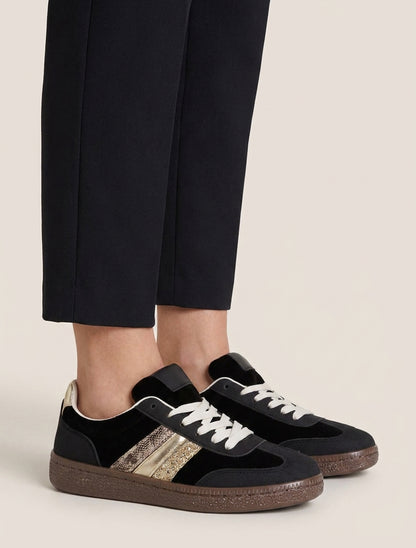 Sneakers con inserti in velluto e suola testurizzata. - Nero