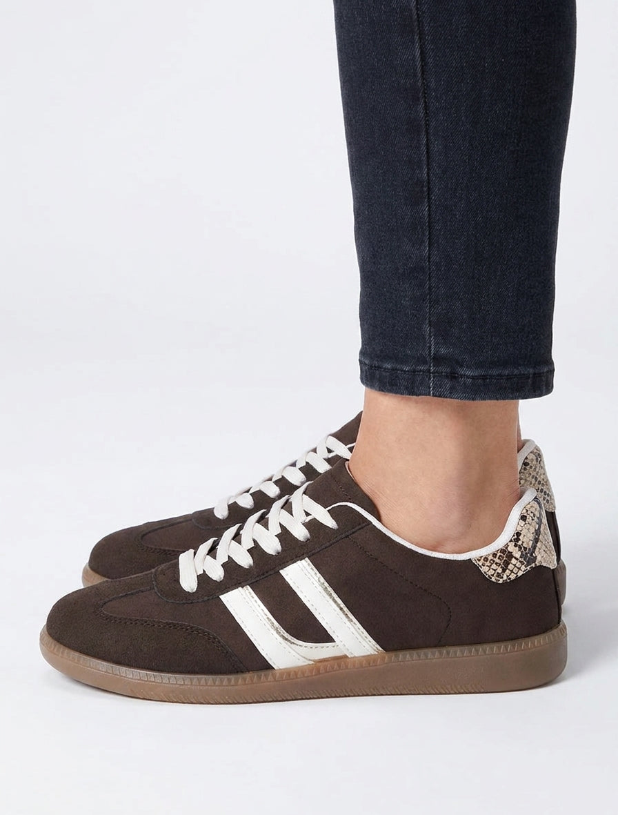 Sneakers effetto nabuk con bande a contrasto - Marrone