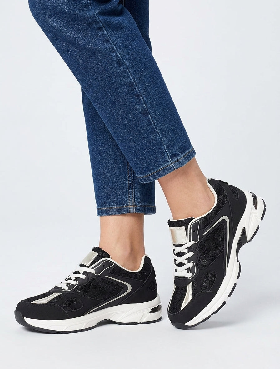 Sneakers in similpelle con inserti in pizzo - Nero