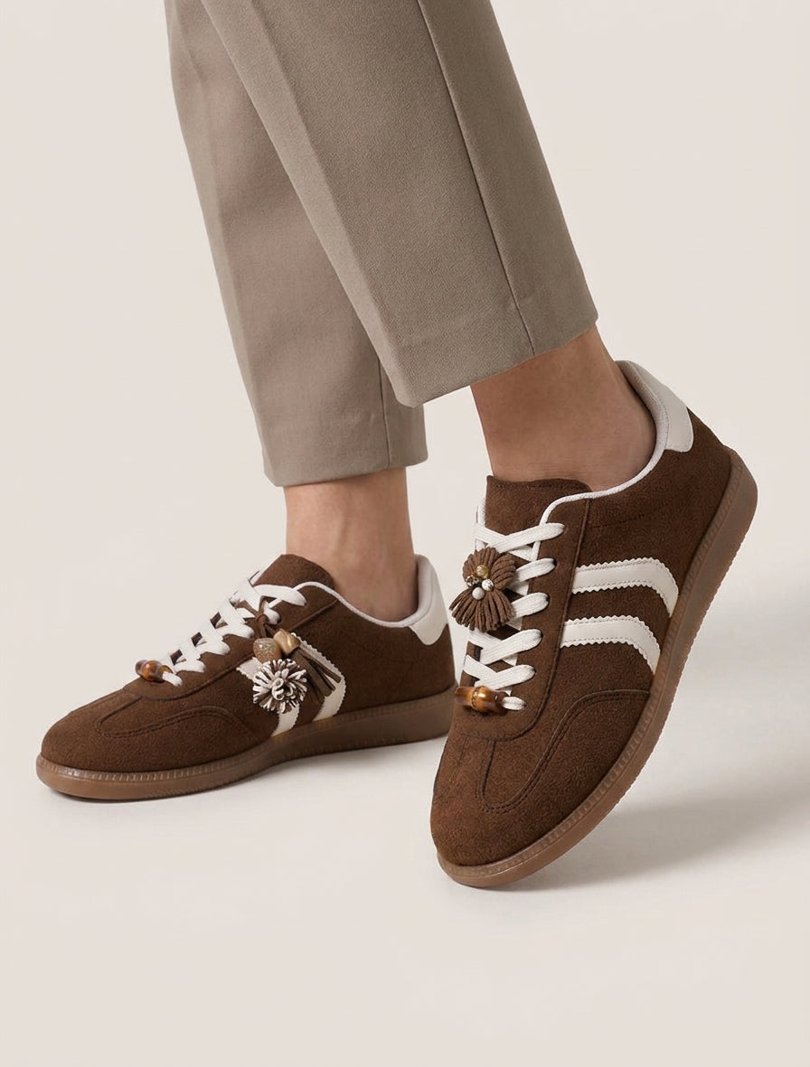 Sneakers in camoscio con ciondoli e perle - Marrone