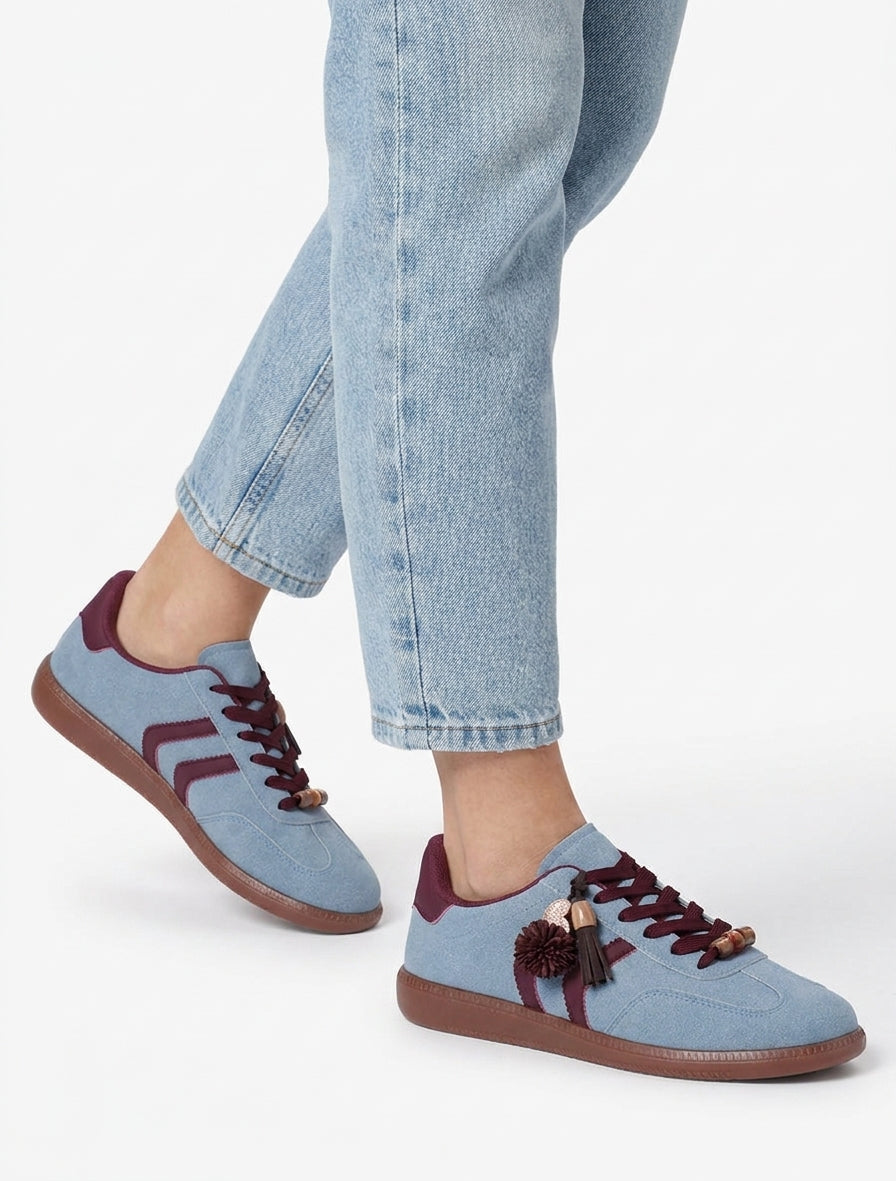 Sneakers in camoscio con ciondoli e perle - Blu chiaro