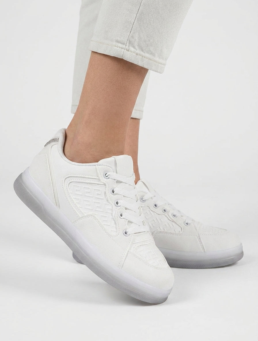 Sneakers in camoscio e similpelle con motivo greco in rilievo - Bianco