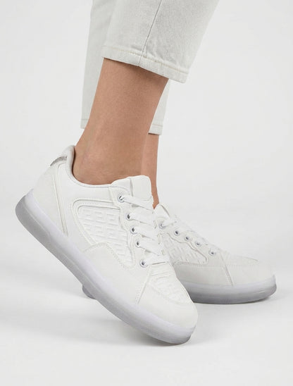 Sneakers in camoscio e similpelle con motivo greco in rilievo - Bianco