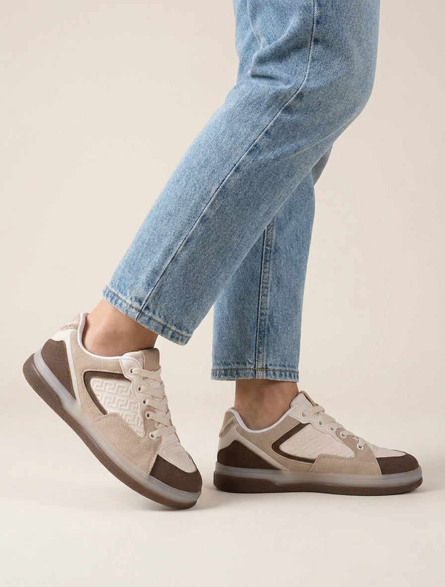 Sneakers in camoscio e similpelle con motivo greco in rilievo - Marrone