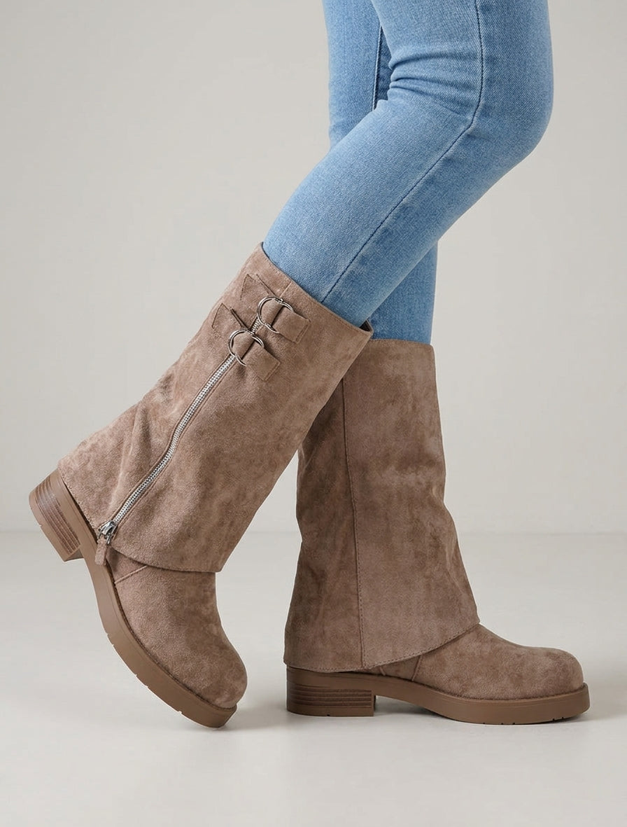 Stivaletti rovesciati in camoscio con zip decorativa. - Talpa