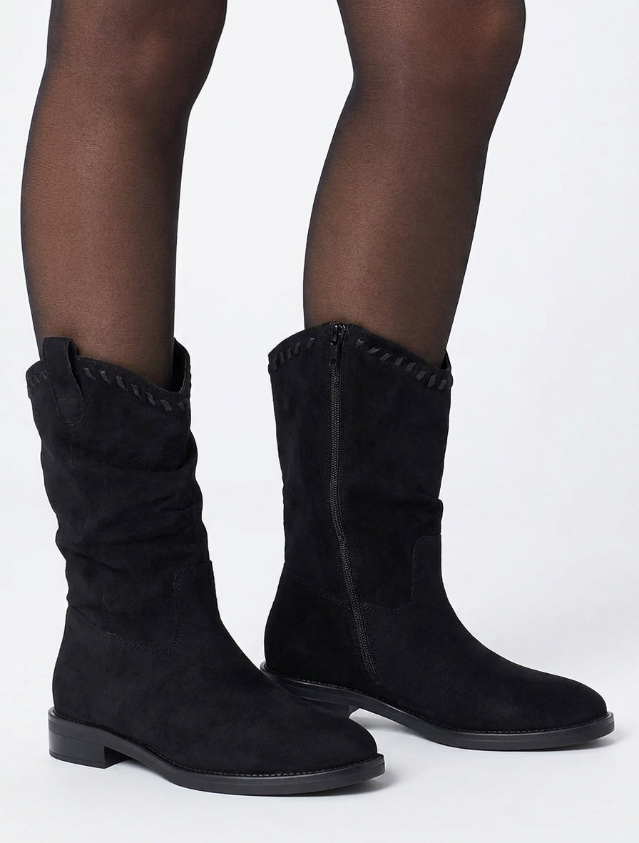 Stivaletti arricciati in camoscio sintetico. - Nero