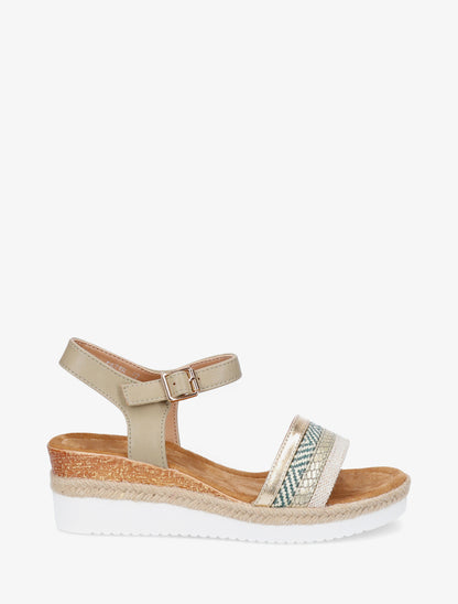 Sandali con zeppa decorati con trecce testurizzate. - Cachi