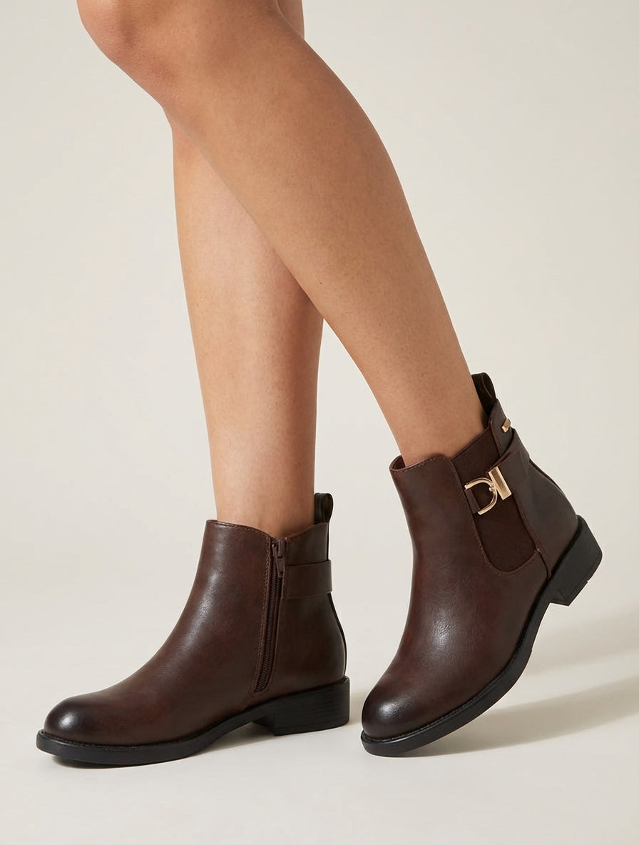 Stivaletti con caviglia elasticizzata e fibbia decorativa. - Marrone