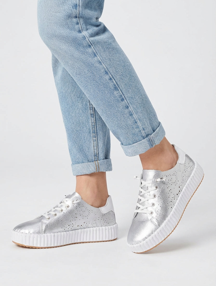 Sneakers morbide con motivi traforati - Argento