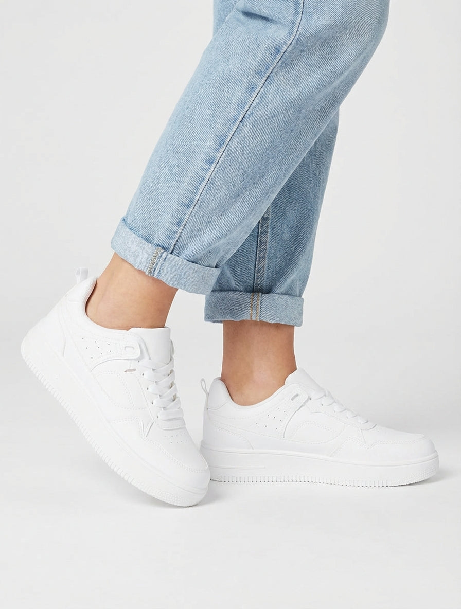 Sneakers in similpelle con suola spessa. - Bianco