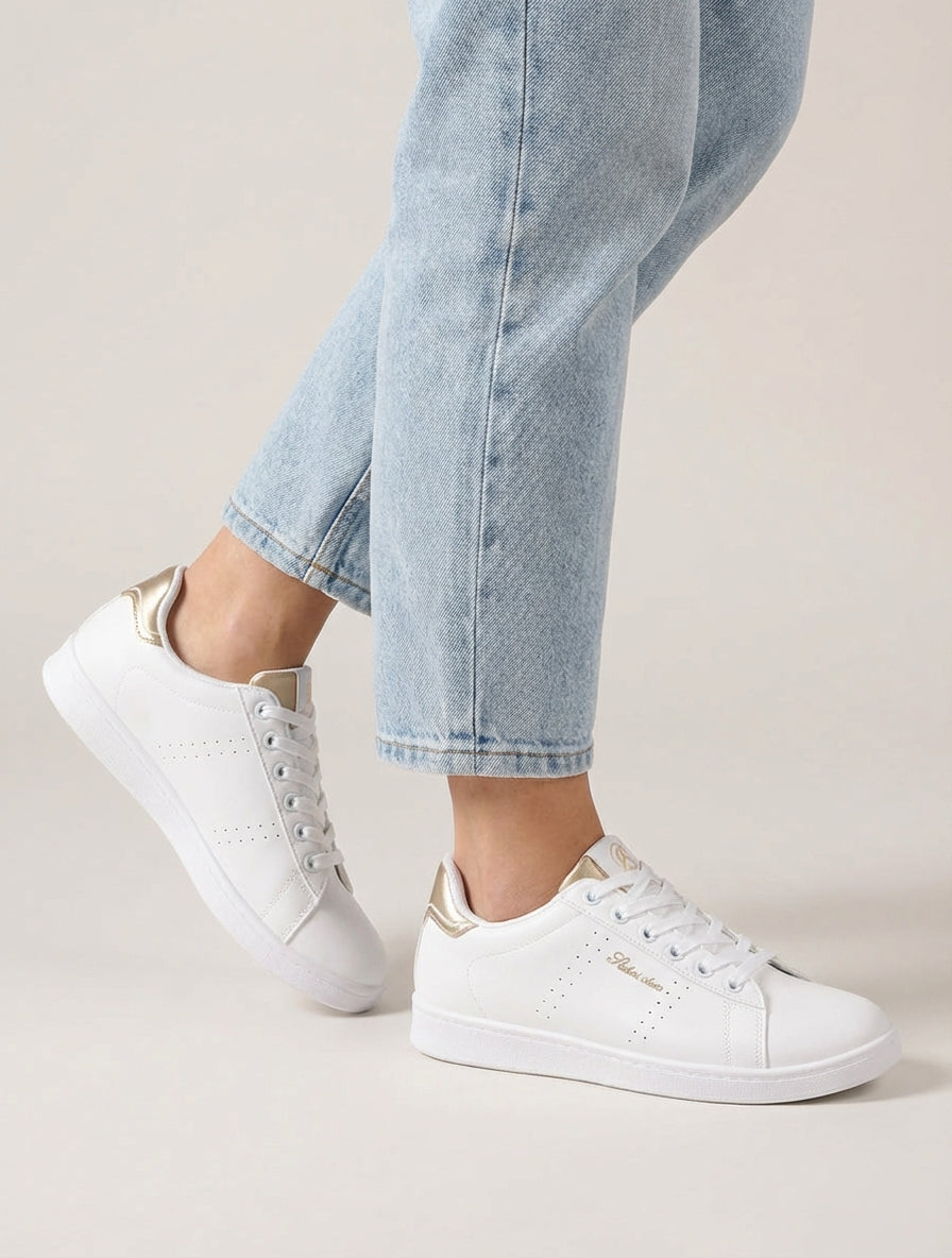 Sneakers in similpelle con iscrizione ricamata - Oro