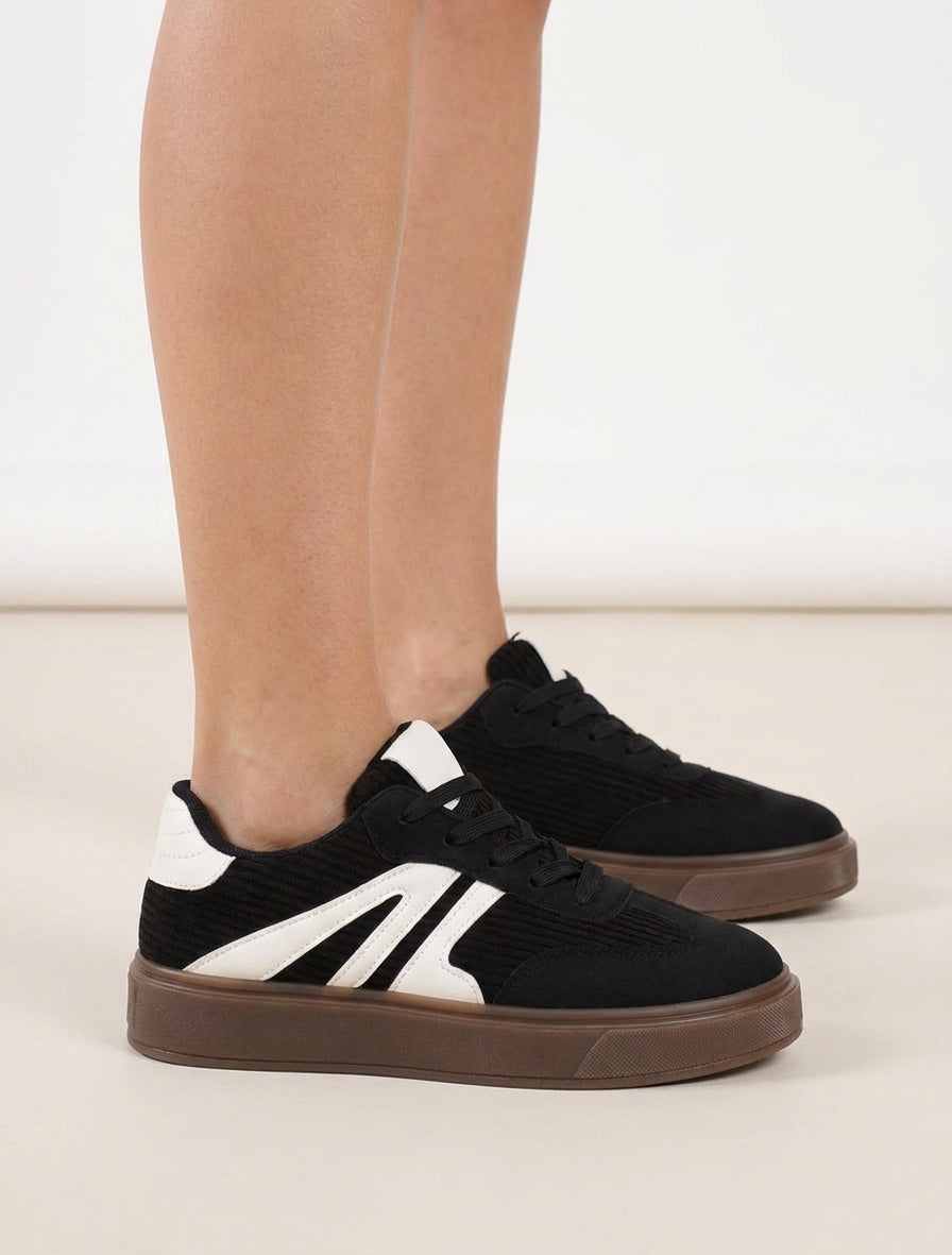 Sneakers con inserti in tessuto e bande a contrasto. - Nero