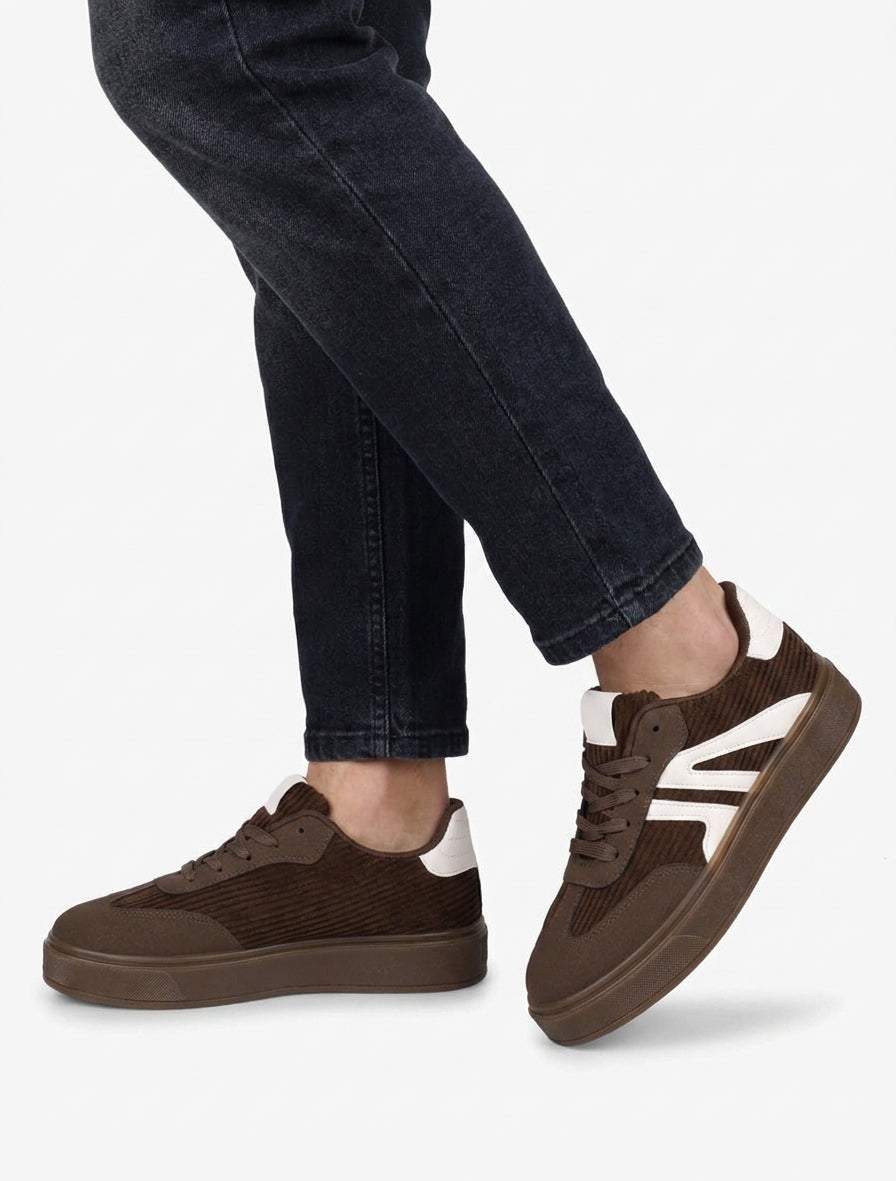 Sneakers con inserti in tessuto e bande a contrasto. - Marrone