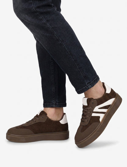 Sneakers con inserti in tessuto e bande a contrasto. - Marrone