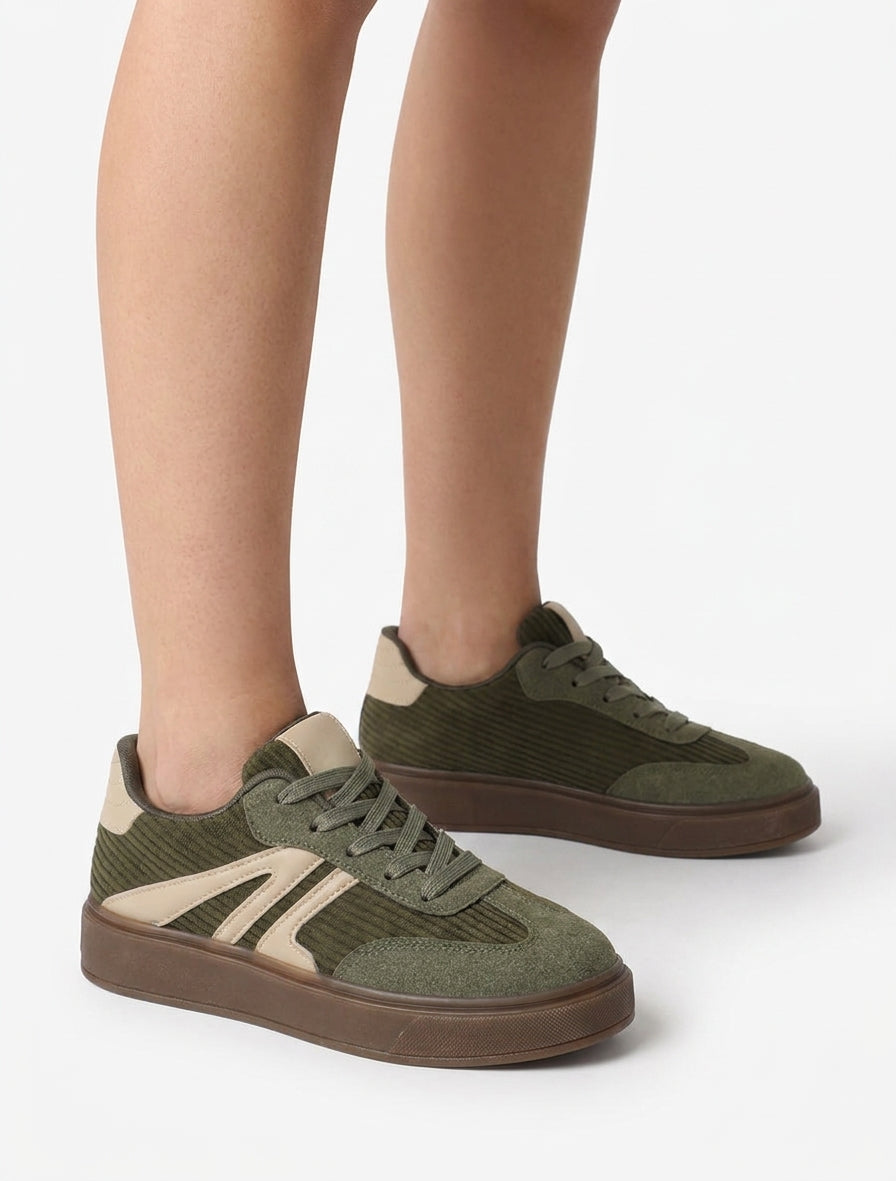 Sneakers con inserti in tessuto e bande a contrasto. - Cachi