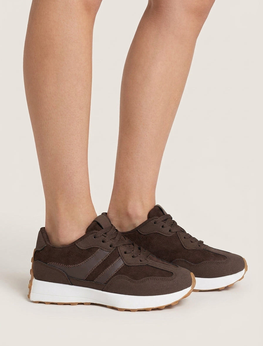 Sneakers effetto nabuk con bande a contrasto. - Marrone