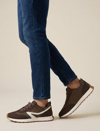 Sneakers con inserto in tessuto ed effetto nabuk - Marrone