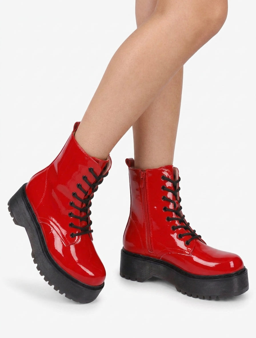 Stivaletti alti verniciati con lacci - Rosso