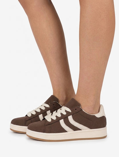 Sneakers effetto nabuk con bande dentellate - Marrone