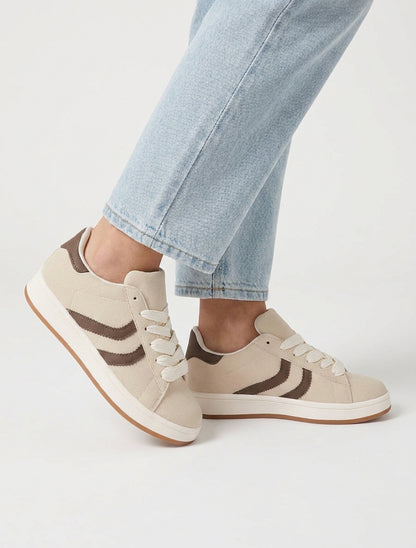 Sneakers effetto nabuk con bande dentellate - Beige