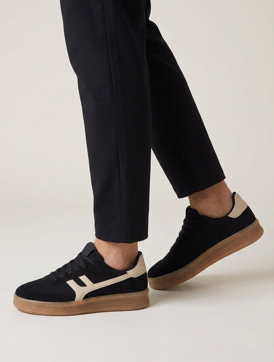Sneakers effetto nabuk con inserto grafico - Nero
