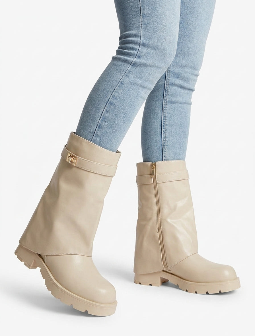 Stivaletti rovesciati con cinturino e gioiello - Beige